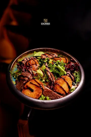 Тёплый боул с говядиной и печёным картофелем
