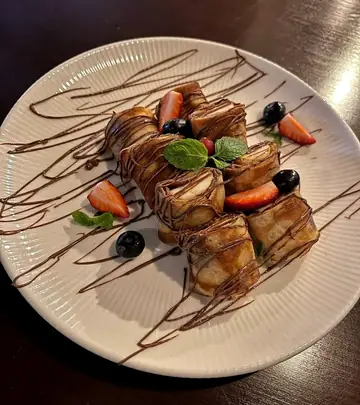 Блинчики с шоколадом, клубникой и голубикой